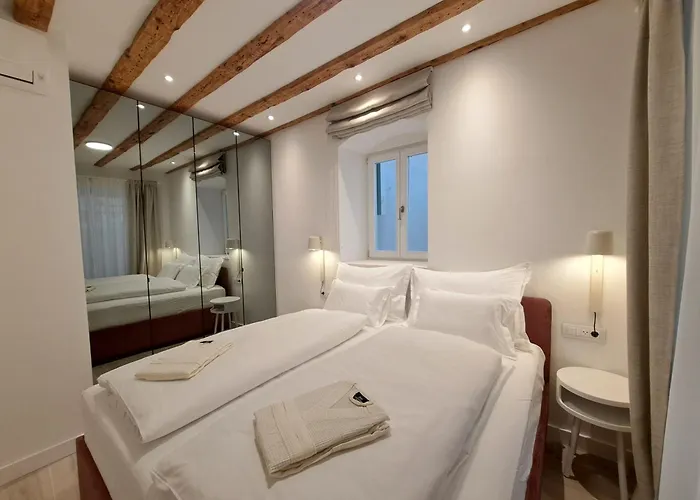 House Olenta سبليت